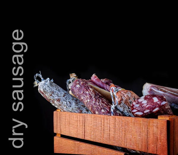Salsicha tradicional e salsicha com mofo, jamon, bacon em madeira — Fotografia de Stock