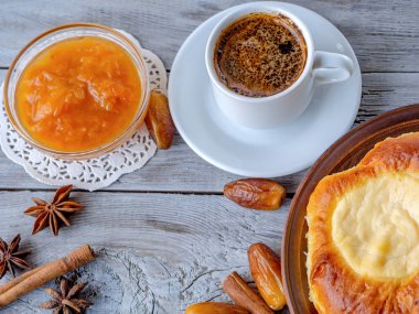 Bir kil plaka içinde yatan süzme peynir (vatrushka) ile açık çörekler ,