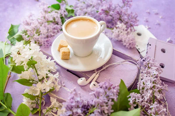 Kaffe med grädde och rörsocker på ett lila bord, omgivet av — Stockfoto