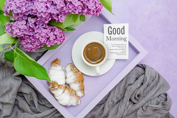Snídaně. Fialový tácek s šálkem kávy a bagelů (croissa — Stock fotografie