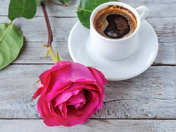Romantické pozadí: šálek kávy stojící na dřevěné textur — Stock fotografie