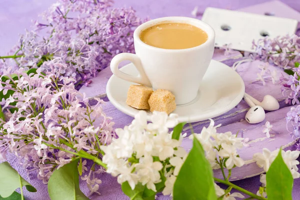 Café com e açúcar de cana em uma mesa de lilás, cercado por lila — Fotografia de Stock