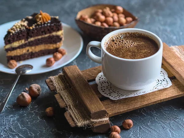 Завтрак. Coffee morning, with a slice of cake and hazelnuts o — стоковое фото