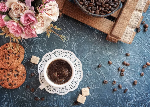 Ontbijt in vintage stijl. Een kopje koffie met stukjes riet — Stockfoto