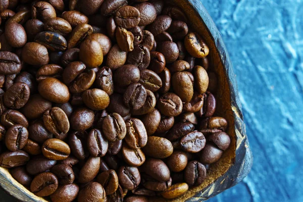 Granos de café en platos de coco. Primer plano. Vista superior —  Fotos de Stock