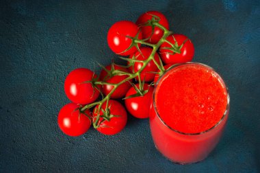 Koyu mavi t domates suyu ve kiraz domates ile Cam fincan