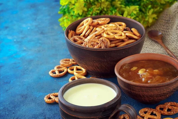 Naturaleza muerta en un estilo rústico. Pretzels desmenuzados en un ba textural —  Fotos de Stock