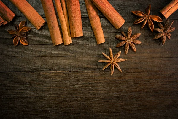 Set pour vin chaud : étoiles d'anis, bâtonnets de cannelle sur vinaigre de bois — Photo