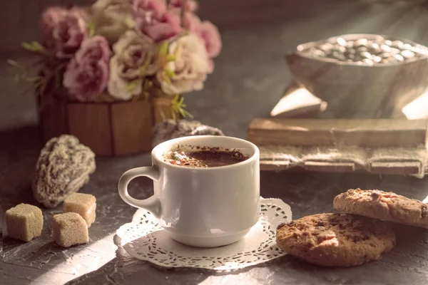 Утренний кофе с печеньем и кусочками тростникового сахара на солнце — стоковое фото