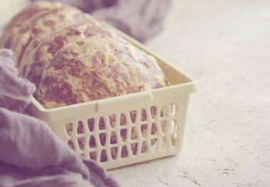 dokulu bir masada bir sepet içinde zencefilli kurabiye.