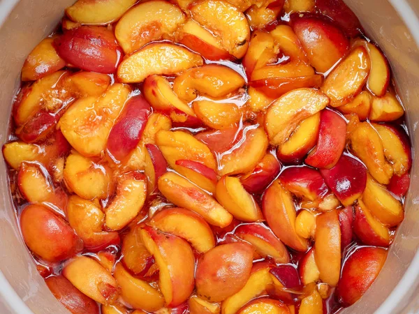 Meyve arka planı. Şeftali reçel yapmak için dilimlenmiş. Gıda konsepti. 