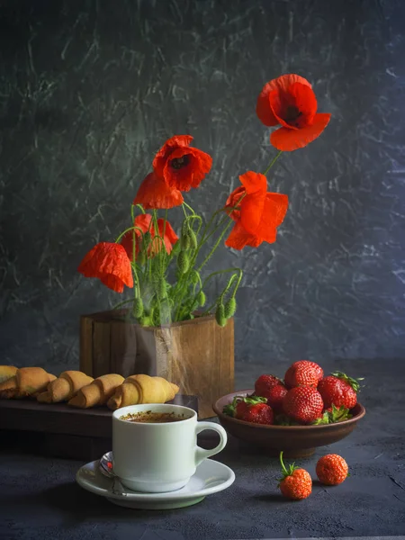 Fundo vintage com papoulas vermelhas em um vaso de madeira, uma xícara de c — Fotografia de Stock