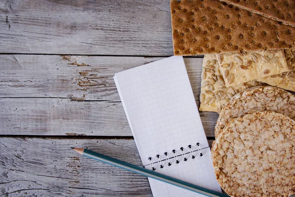 Útil dietética, pan crujiente, hojuelas, trigo sarraceno, galletas con sol — Foto de Stock