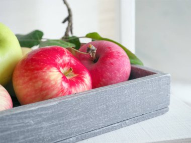 Sonbahar hasat: olgun, kokulu kırmızı-yeşil elma ahşap