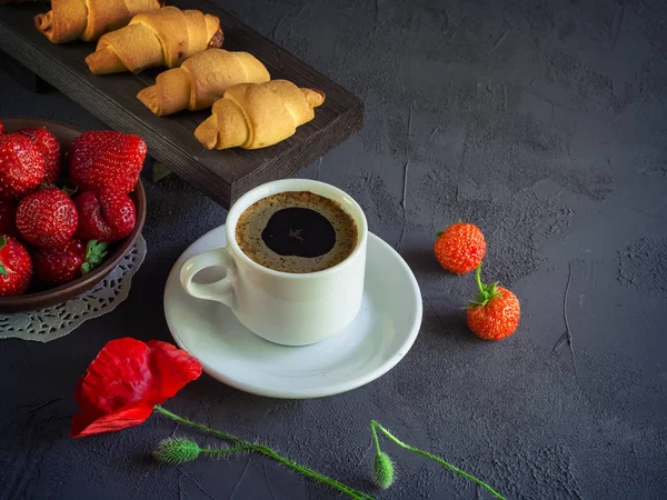Винтажный фон с красными пирогами и чашкой кофе — стоковое фото