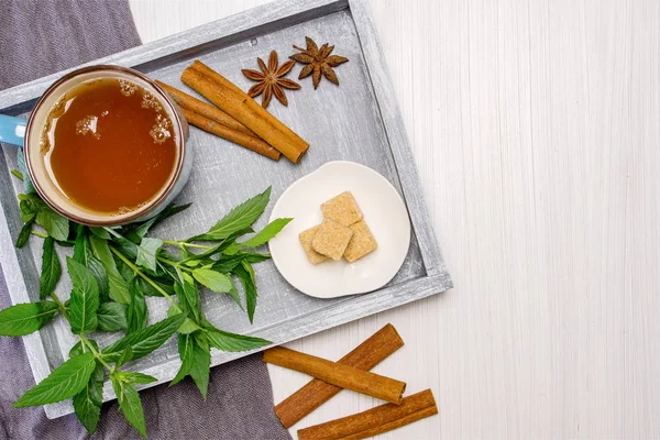 Kahvaltı. Bir demet naneile tepside bir fincan çay — Stok fotoğraf