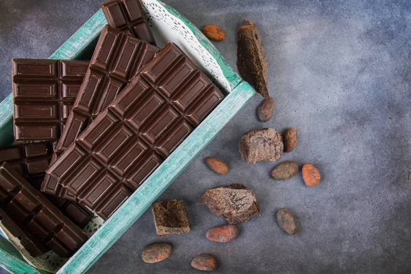 Chokladkakor i en Vintage box. Choklad bönor — Stockfoto