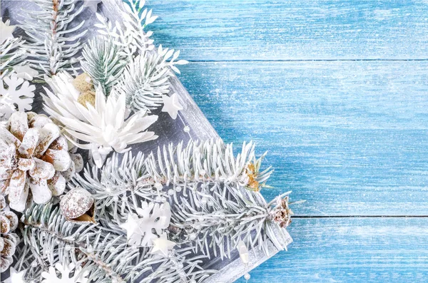 Natal, fundo de Ano Novo. Ramos de abeto branco, cones — Fotografia de Stock