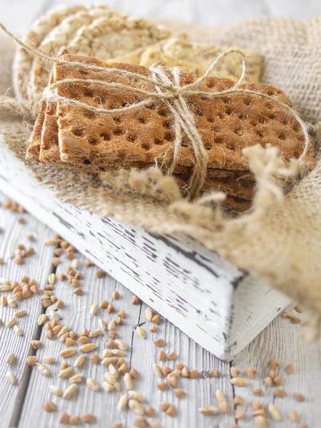 Üç çeşit diyet ekmeği. Yuvarlak karabuğday crispbread, buğday CRI — Stok fotoğraf