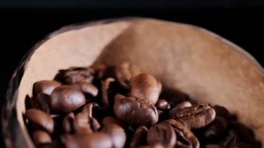 Sıcak kahve çekirdekleri dönüyor. Yiyecek konsepti