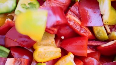 Çok renkli doğranmış Bell Pepper yavaşça düşüyor. Yavaş çekim
