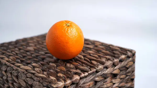 Πορτοκαλί Βρίσκεται Στο Κουτί Ψάθινο — Φωτογραφία Αρχείου