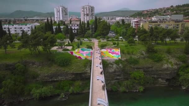 Karadağ Podgorica Kentindeki Moraca Nehri Üzerindeki Yaya Köprüsü — Stok video