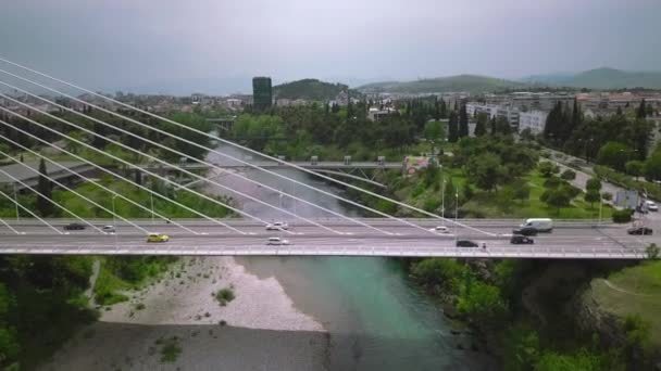 Puente Del Milenio Sobre Río Moraca Podgorica Montenegro — Vídeo de stock