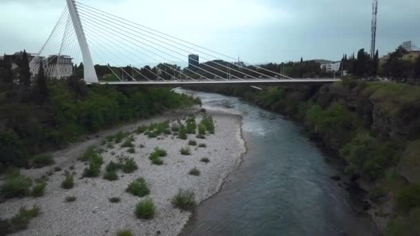 モンテネグロポドゴリツァのモラカ川にかかるミレニアム オートモーティブ ブリッジ — ストック動画