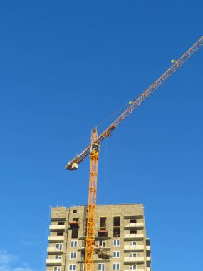 güzel mavi gökyüzü bulutlu arka plan üzerine vinç. 