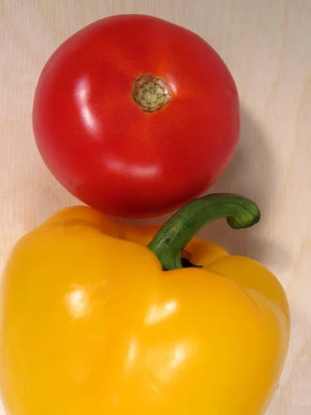 Três tomates vermelhos maduros. isolado em fundo branco. Saudável v — Fotografia de Stock