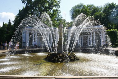 Büyük bir çeşme ile güzel bir Park. Bir sürü sıçramasına, summ