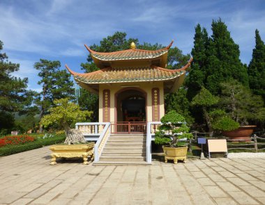 Vietnamca pagoda güzel ağaçlar ve çalı çevrilidir