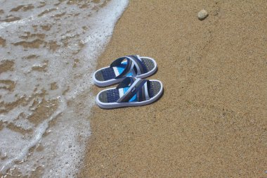 Rüzgar küçük dalgalar kumlu bir plaj üzerinde rulo. Yaz deniz backgrou