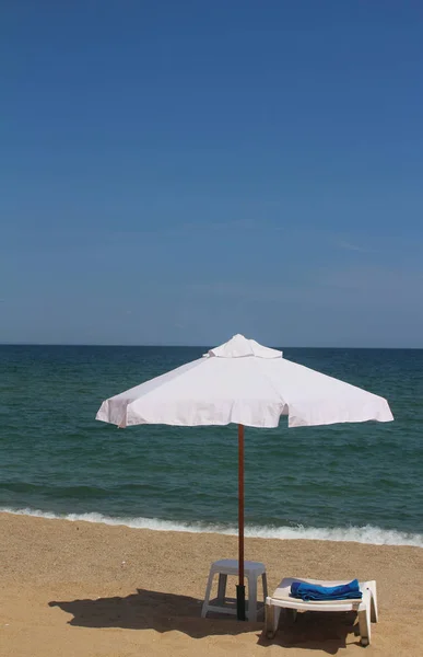 Witte parasol en zonnebank op de prachtige zee in Sunny we — Stockfoto