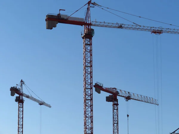 Fundo industrial abstrato com silhueta de guindastes de construção — Fotografia de Stock