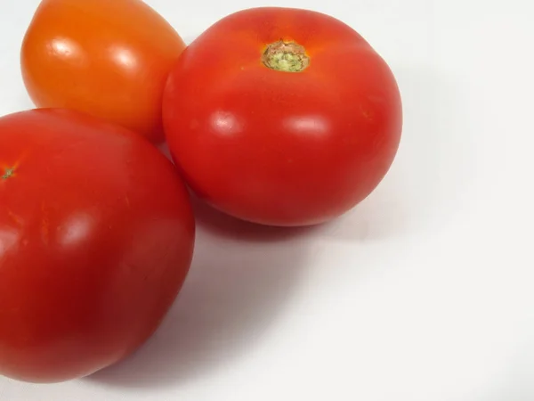 Drei rote reife Tomaten. isoliert auf weißem Hintergrund. Gesunde Ernährung — Stockfoto
