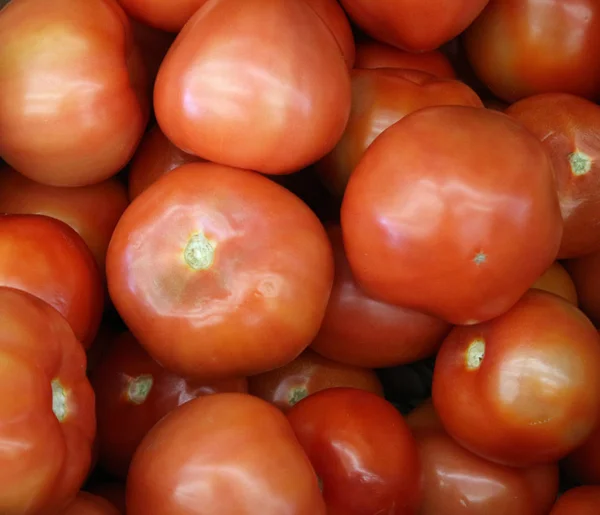 Hintergrund Textur von Gemüse. Nahaufnahme von reifen roten Tomaten auf — Stockfoto