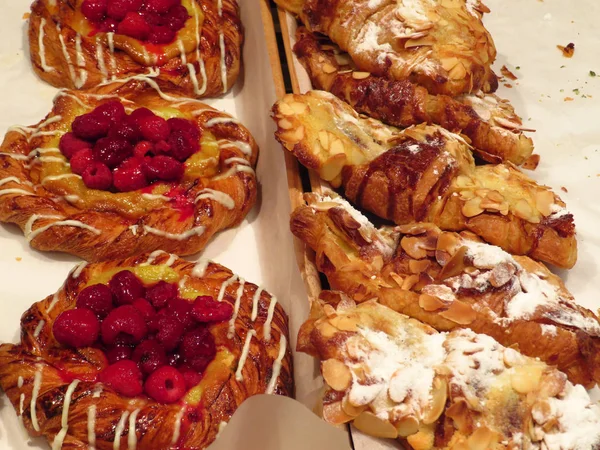 Gebäck in der Supermarkt-Bäckerei. verschiedene Arten von Brötchen auf dem t — Stockfoto