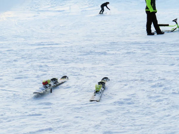 Bright Alpine skiing on the white snow. in the background the at — Stock Photo, Image