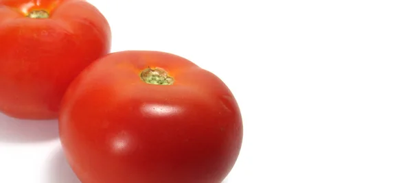 Zwei rote reife Tomaten. isoliert auf weißem Hintergrund. — Stockfoto