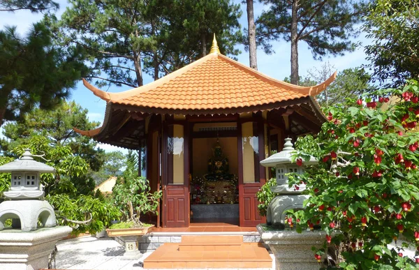 The Vietnamese pagoda is surrounded by beautiful trees and shrub — Stock Photo, Image