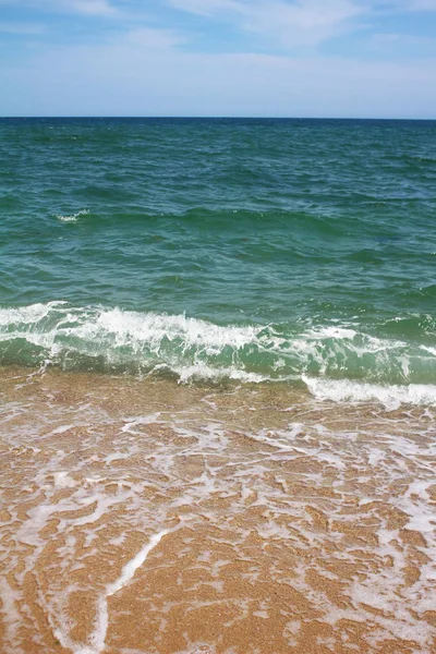 Mooie Wallpapers voor uw computer. Aan zee op een zomerdag en golven — Stockfoto