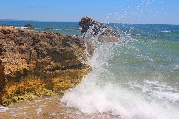 Schöne Hintergrundbilder für Ihren Computer. Gischt von Wellen, die auf die Felsen krachen. — Stockfoto