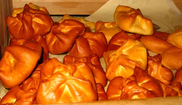 Heerlijke broodjes in de winkel op de teller. Gebak in supermarkt bakkerij. — Stockfoto