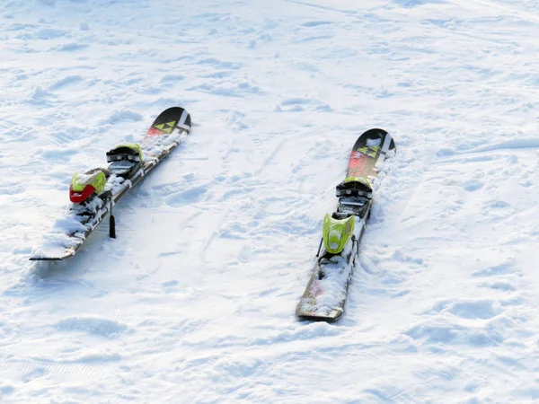 Ljus alpin skidåkning på den vita snön. — Stockfoto