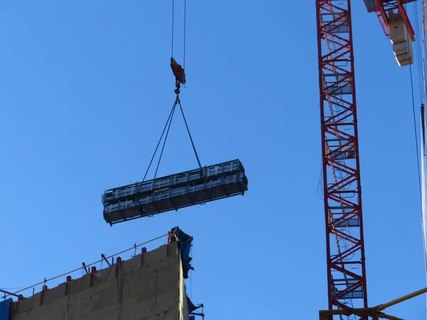 Talha do guindaste com uma carga pesada. Construção de — Fotografia de Stock