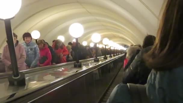 Nedstigning och stigning på rulltrappan till tunnelbanan. — Stockvideo