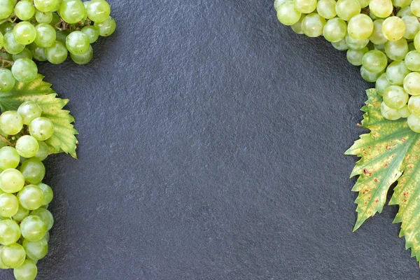 Üzüm karanlık bir taş. Düz yatıyordu