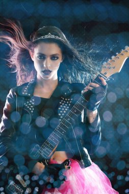 Gitar çalan rock prensesi